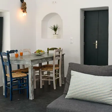 The Luna Emporio (Santorini)