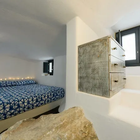 The Luna Emporio (Santorini)